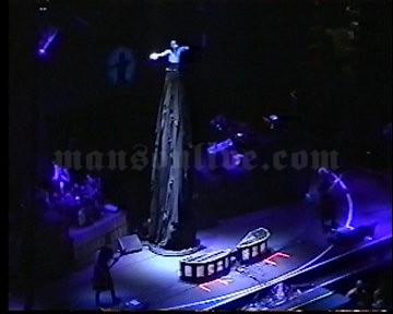 2001-06-08 Tinley Park, IL - New World Music Theatre Screenshot 4
