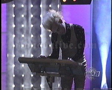 1998-09-10 Los Angeles, CA - Gibson Amphitheater (MTV Video Music Awards) Screenshot 4