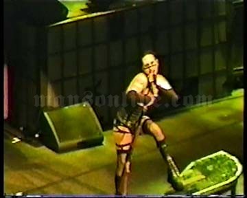 2001-06-08 Tinley Park, IL - New World Music Theatre Screenshot 1