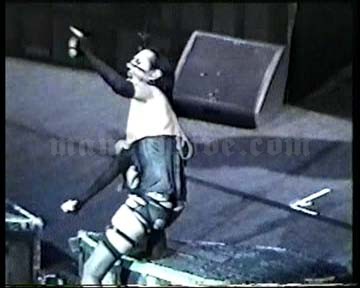 2001-06-08 Tinley Park, IL - New World Music Theatre Screenshot 2