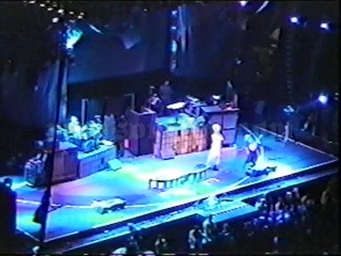 2001-06-08 Tinley Park, IL - New World Music Theatre Screenshot 5