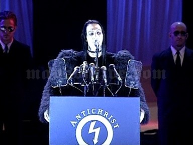 1997-09-04 New York City, NY - Radio City Music Hall (MTV Video Music Awards) Screenshot 5